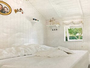 4 bedrooms, cribs/infant beds