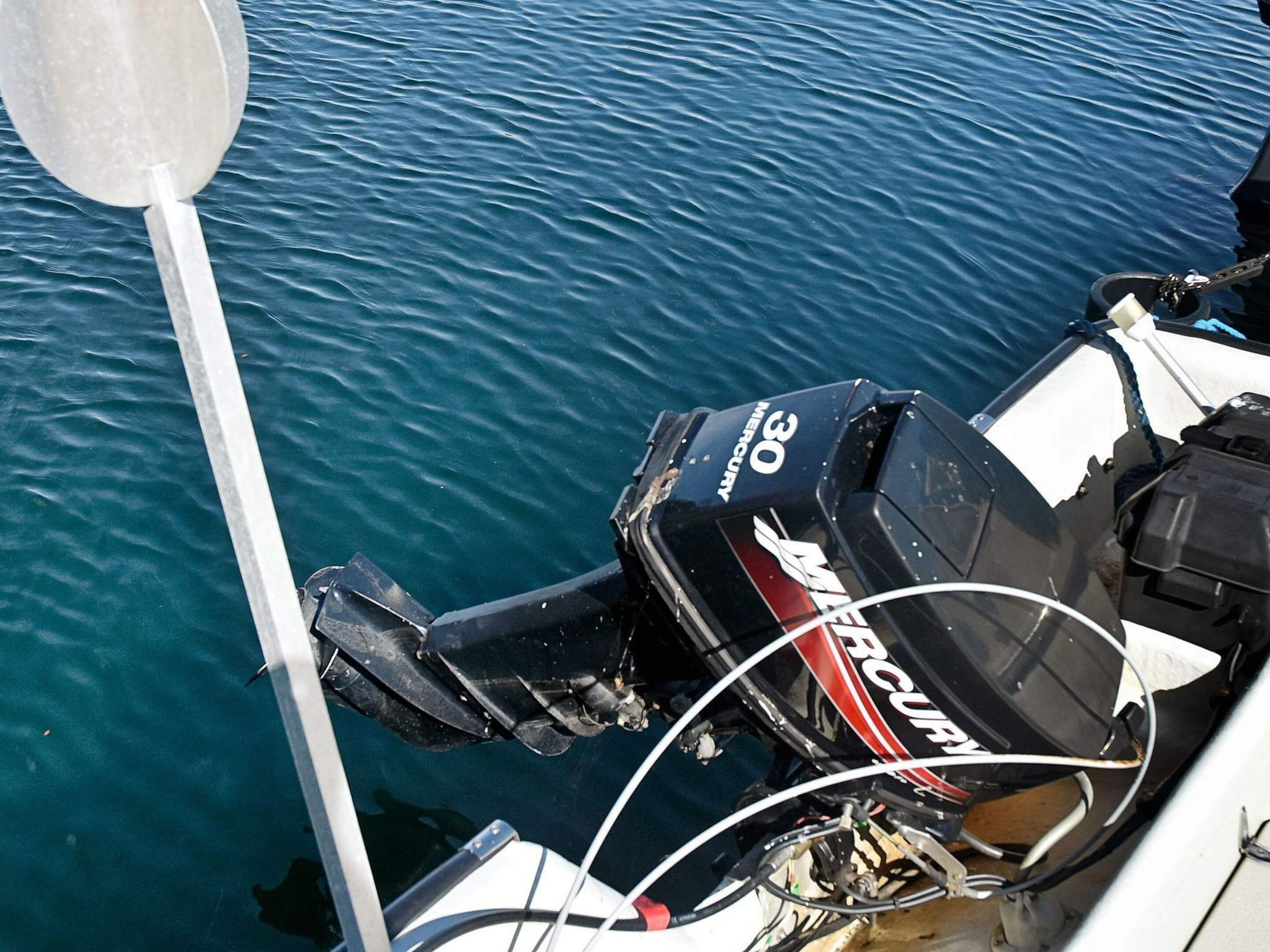 Motorboot und Teile der Struktur.