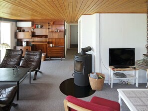 DVD player, MP3 dock - Beautiful Holiday Home in Hadsund With Terrace (Hadsund)