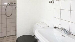 Bathroom - Beautiful Holiday Home in Hadsund With Terrace (Hadsund)