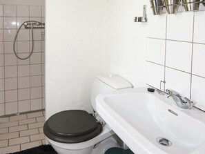 Bathroom - Beautiful Holiday Home in Hadsund With Terrace (Hadsund)