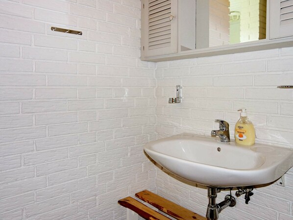 Bathroom - Beautiful Holiday Home in Hadsund With Terrace (Hadsund)
