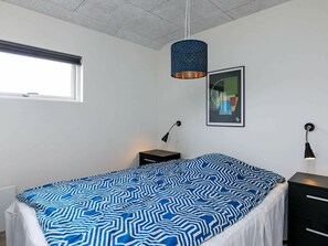 3 bedrooms, cribs/infant beds