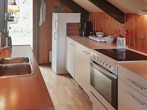 Fridge, microwave, stovetop, coffee/tea maker - Cozy Holiday Home in Fårevejle With Terrace (Faarevejle)
