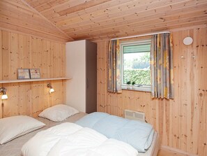 3 bedrooms, cribs/infant beds