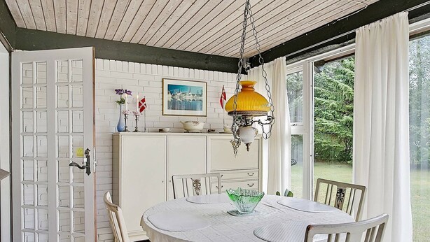 Kaffetrakter/tekoker, kjøleskap, kokeplater og høy barnestol