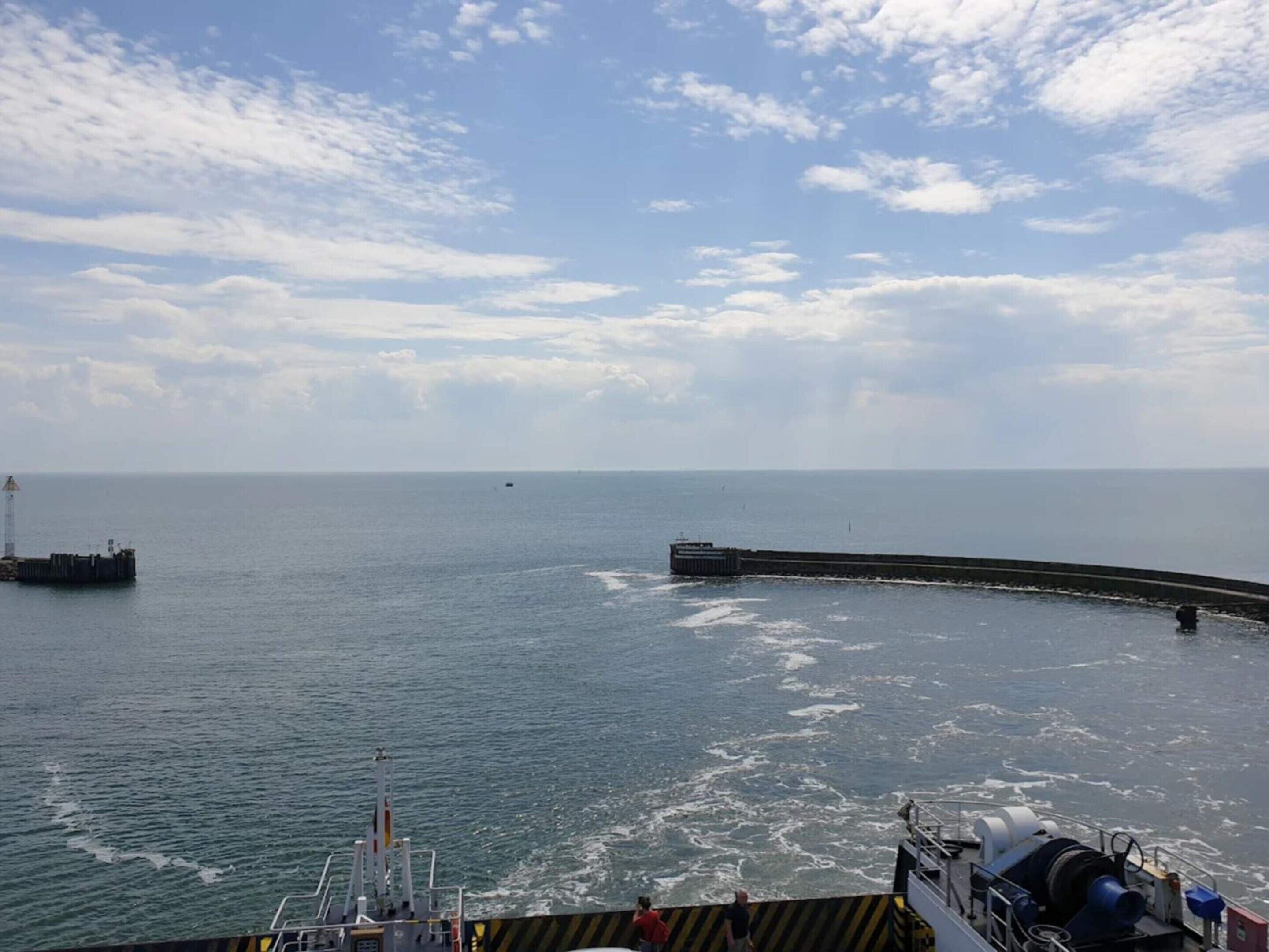 Le pont d’un navire, d’où l’on peut admirer la mer et un brise-lames.