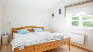 2 bedrooms, cribs/infant beds