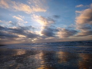 A beach with waves and a cloudy sky. - 5 Star Holiday Home in Lokken (Lokken)
