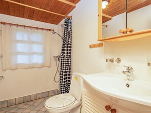 House | Bathroom - Beautiful Holiday Home in Ringkøbing With Terrace (Ringkobing)