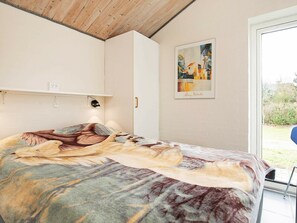 6 bedrooms, cribs/infant beds