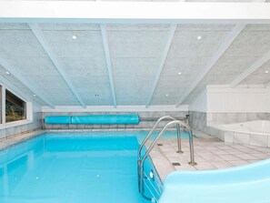 Casa | Piscina | Una piscina cubierta, una piscina al aire libre