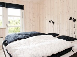 4 bedrooms, cribs/infant beds