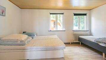 5 bedrooms, cots/infant beds