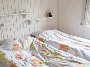 2 bedrooms, cribs/infant beds