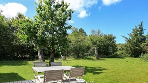 Balcony - Stylish Holiday Home in Hovedstaden With Terrace (Hundested)