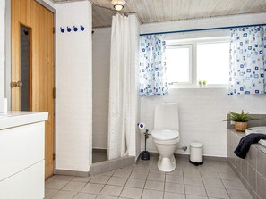 House | Bathroom - 6 Person Holiday Home in Hemmet (Hemmet)