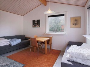 1 bedroom, cribs/infant beds
