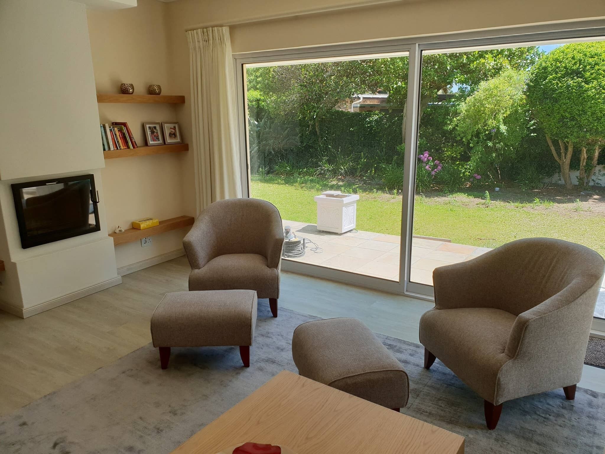 Vila, 3 quartos, varanda, vista para o jardim | Sala de estar | TV de tela plana