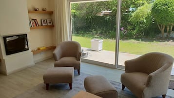 Vila, 3 quartos, varanda, vista para o jardim | Sala de estar | TV de tela plana