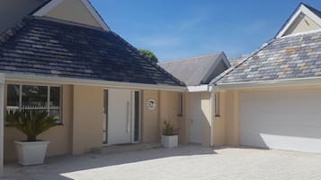 Vila, 3 quartos, varanda, vista para o jardim | Entrada da propriedade