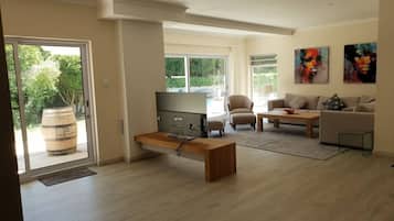 Villa, 3 Schlafzimmer, Terrasse, Gartenblick | Wohnbereich | Flachbildfernseher