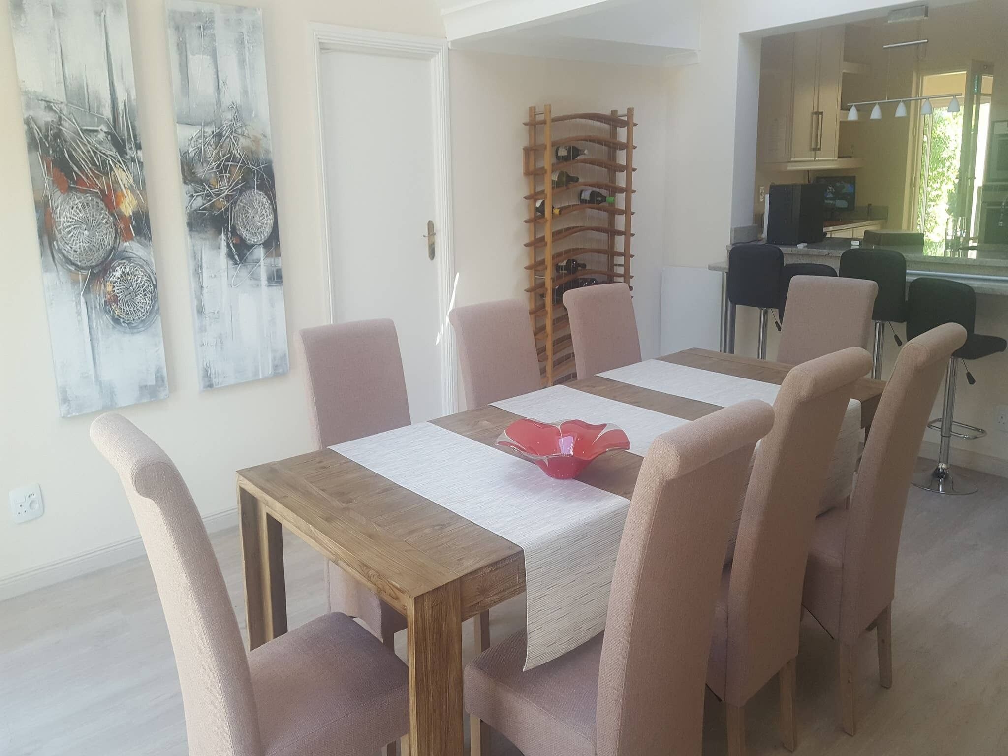 Vila, 3 quartos, varanda, vista para o jardim | Sala de jantar