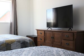 4 bedrooms, iron/ironing board, free WiFi, bed sheets