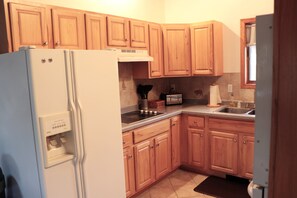 Fridge, microwave, oven, stovetop - Large Lakeside Cabin (Duluth)