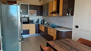 公寓, 3 间卧室, 无障碍, 吸烟房 | 私人厨房 | 微波炉、炉灶、茶具/咖啡用具、餐桌