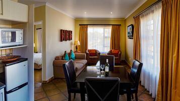 Room, 1 Bedroom, Smoking | Dining room