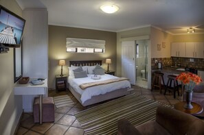 1 bedroom, WiFi - Room in B&B - Cozy Guest Room With Double Bed, Sofa bed and Kitchen, Near Port Elizabeth (Gqeberha (Port Elizabeth))