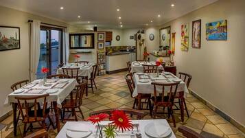 Room, 1 Bedroom, Smoking | Dining room