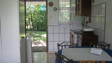 Loft, 2 Bedrooms, Smoking, Patio | Dapur peribadi | Dapur, pembancuh kopi/teh
