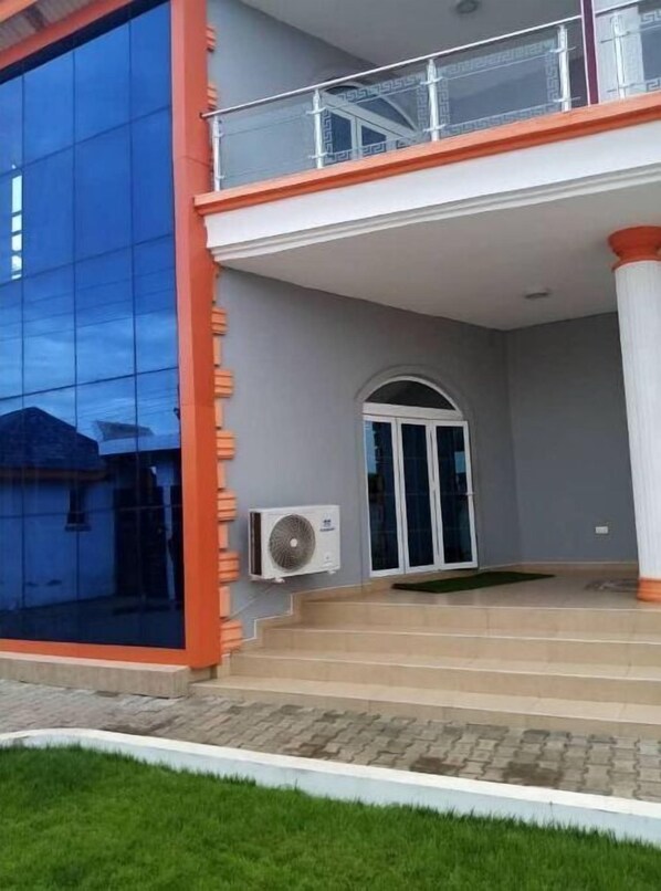 Exterior detail - Little Dubai adjirigano (Ogbodjo)