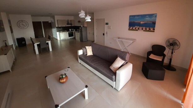 Appartement, 2 slaapkamers, balkon, uitzicht op stad | Woonruimte