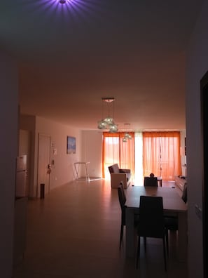 Appartement, 2 chambres, balcon, vue sur la ville | Restauration