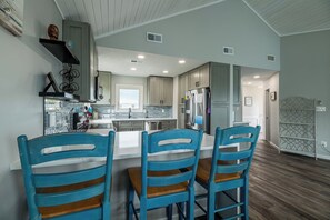 Fridge, microwave, oven, stovetop - C7865 Shore Thing. Ocean Views, Pool, Hot Tub, Linens, Free WiFi!!!! (Corolla)