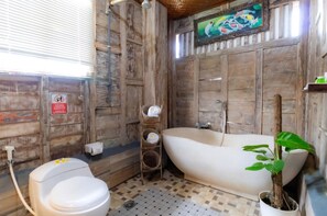 Rum - 1 sovrum - balkong - utsikt mot poolen | Badrum