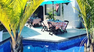 Una piscina al aire libre