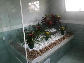 Shower, towels, soap, shampoo - Hotel Pousada Irmãos Freyhardt Galeão (Rio de Janeiro)