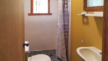 House, 2 Bedrooms, Balcony, Garden View | Bathroom