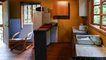 Cabin, 2 Bedrooms, Balcony, Garden View | Private kitchen
