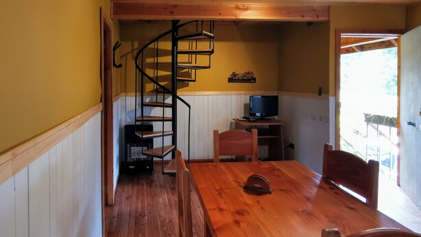 Cabin, 2 Bedrooms, Balcony, Garden View | Dining