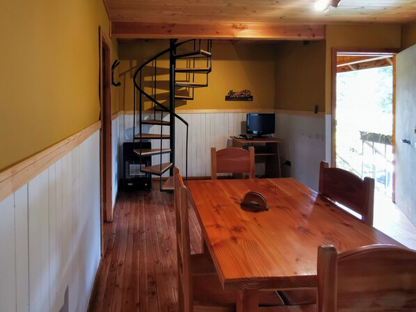 Hus, 2 soverom, balkong, hageutsikt | Spiseområde