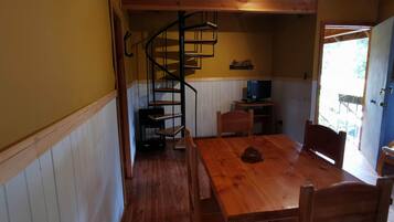 Cabin, 2 Bedrooms, Balcony, Garden View | Dining