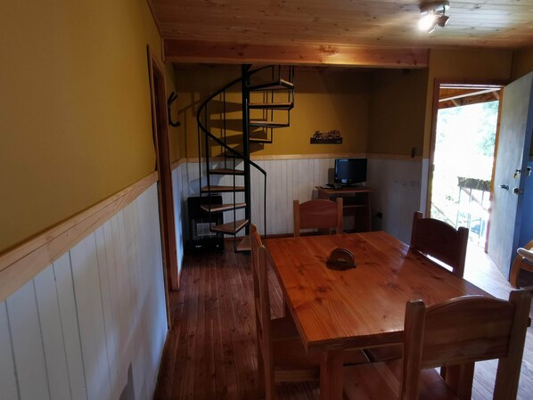 Cabin, 2 Bedrooms, Balcony, Garden View | Dining