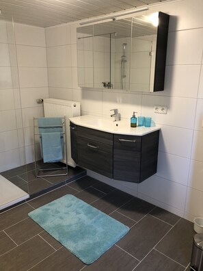 Dusche, Haartrockner, Handtücher, Seife