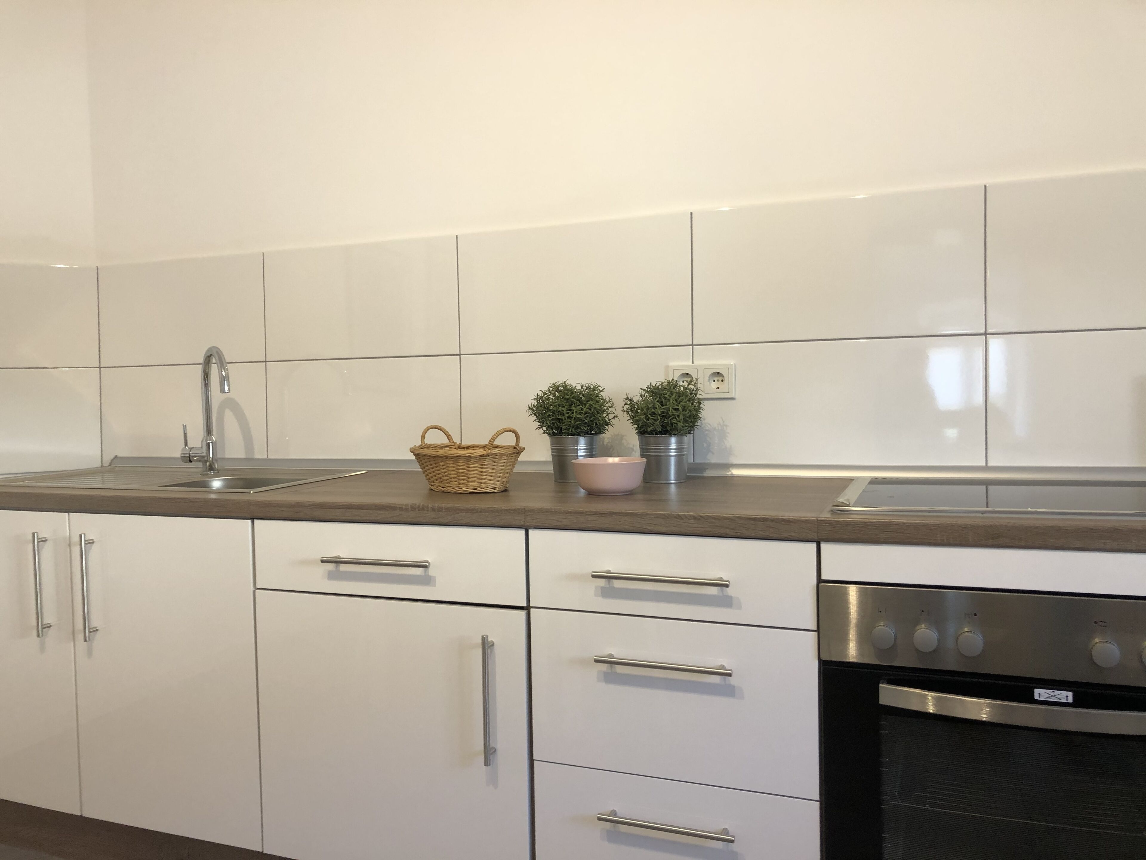 Fridge, oven, stovetop, coffee/tea maker