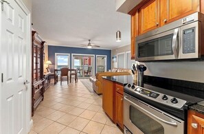 Refrigerador, microondas, horno y parrilla de estufa 